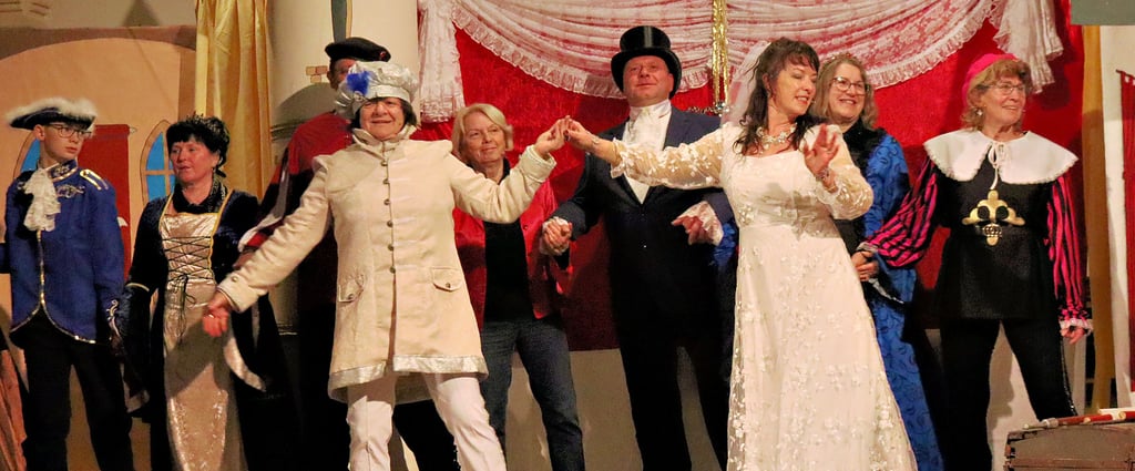 Die Bierer Märchenfeen haben das zur Weihnachtszeit beliebte Märchen „Aschenputtel“ aufgeführt. Unterstützt wurden sie von „Demokratie Leben“.