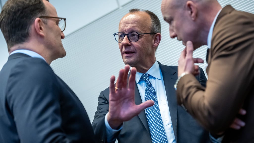 Bringen diese Drei - Unions-Fraktionschef Jens Spahn, Kanzler Friedrich Merz (beide CDU) und CSU-Landesgruppenchef Alexander Hoffmann, das Rentenpaket am Freitag über die Bühne?