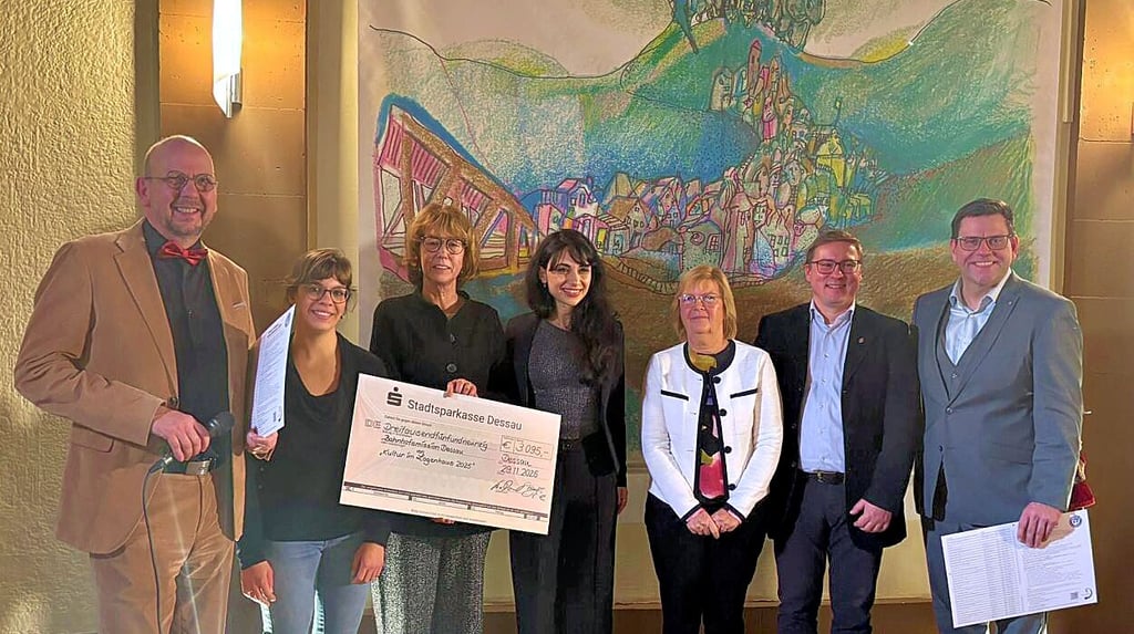 Spendenübergabe bei „Kultur im Logenhaus“ in Dessau: Diesmal wurden bei fünf Veranstaltungen Spenden zugunsten der  Bahnhofsmission Dessau gesammelt.  