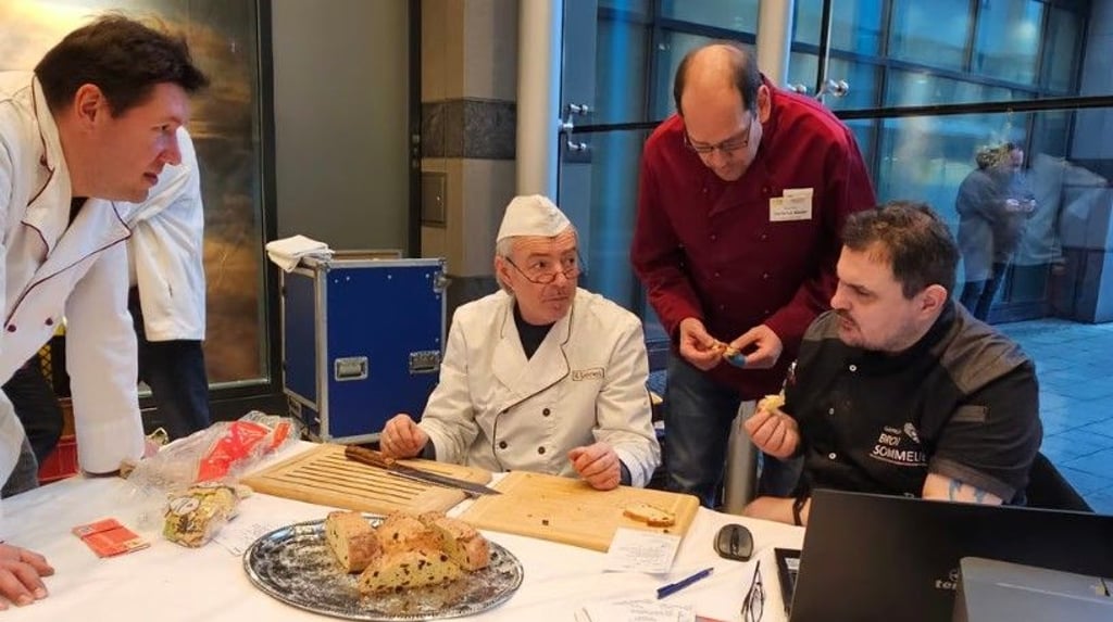 Stollenprüfung in Magdeburg: Bäckermeister Stefan Kirn, Bäckermeister Helge Sommerwerk, Bäckermeister Cornelius Glaser und der Sachverständige des Deutschen Brotinstituts, Bäckermeister und Brotsommelier Sebastian Weidelt (v.l.).