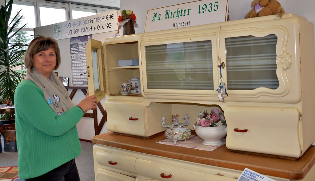 Una Richter-Heinemann demonstriert im Geschäft in Atzendorf mit diesem schmucken Küchenschrank ihre Verbundenheit zur Firmentradition. Ihr Opa Franz Richter war der Unternehmensgründer und Tischlermeister, der diesen Stolz einer wohl jeden Familie vor 90 Jahren schuf.
