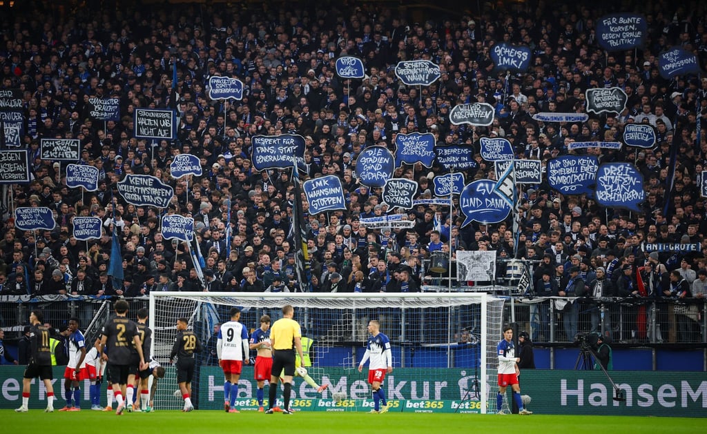 Fanproteste beim Bundesliga-Spiel Hamburger SV - VfB Stuttgart.