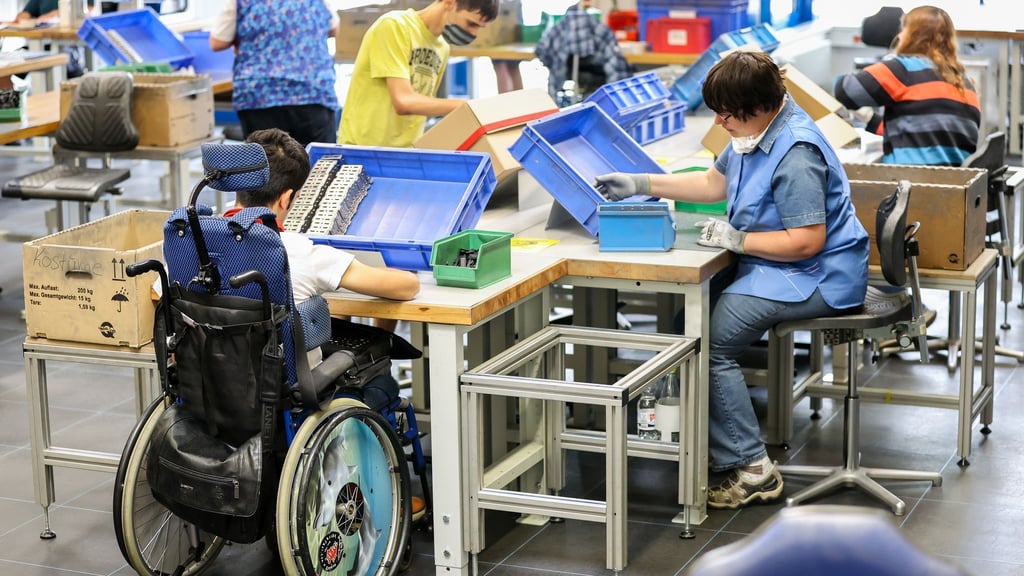 Der DGB fordert mehr Einsatz sächsischer Unternehmen für die Beschäftigung von Menschen mit Behinderung. (Archivbild)