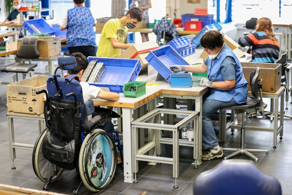 Der DGB fordert mehr Einsatz sächsischer Unternehmen für die Beschäftigung von Menschen mit Behinderung. (Archivbild)