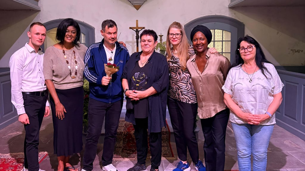 Das Gospelkonzert (hier das Trio SySanLi mit den Organisatoren)  in der Pabstorfer Kirche war ein voller Erfolg. Mit dem Adventskonzert will man an diesen anknüpfen.
