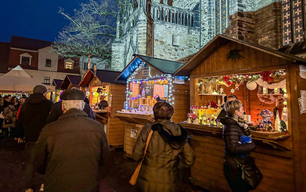 Vor der imposanten  Jakobskirche  veranstaltet die Werbegemeinschaft am zweiten Adventswochenende ihren Weihnachtsmarkt. 