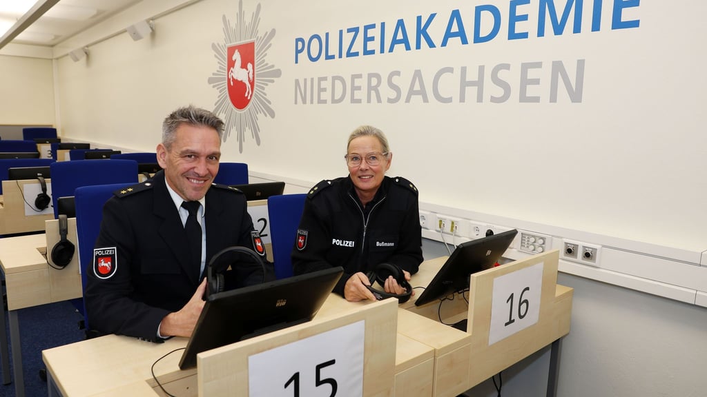 Sie arbeiten mit an der Zukunft der Polizei: Matthias Schwarze und Anja Bußmann von der Polizeiakademie im Computertest-Raum.