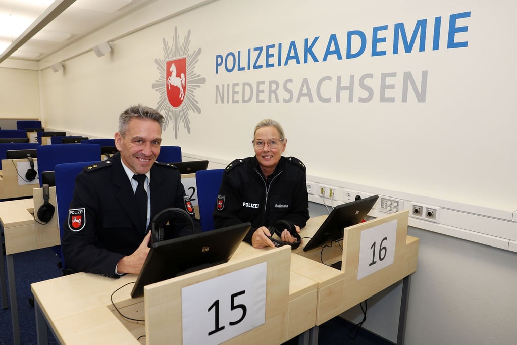 Sie arbeiten mit an der Zukunft der Polizei: Matthias Schwarze und Anja Bußmann von der Polizeiakademie im Computertest-Raum.