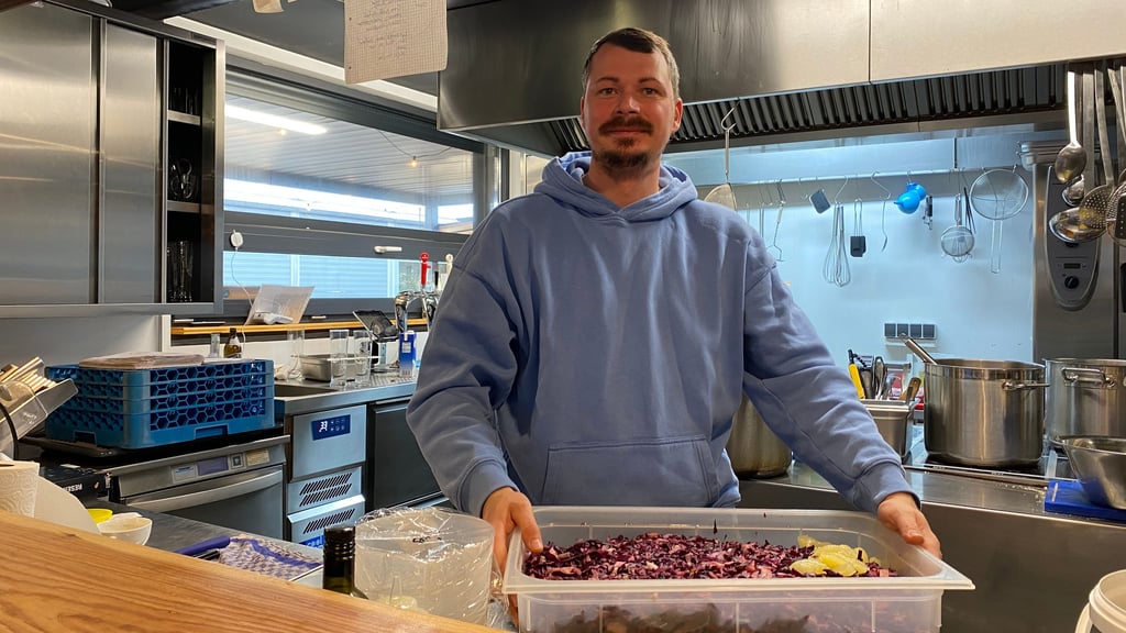 Christopher Gantze leitet das Restaurant „Flying Fish&Meat“ am Jersleber See. Niedrigere Preise könnten sich viele Gastronomen trotz sinkender Mehrwertsteuer nicht leisten, ist er überzeugt. 