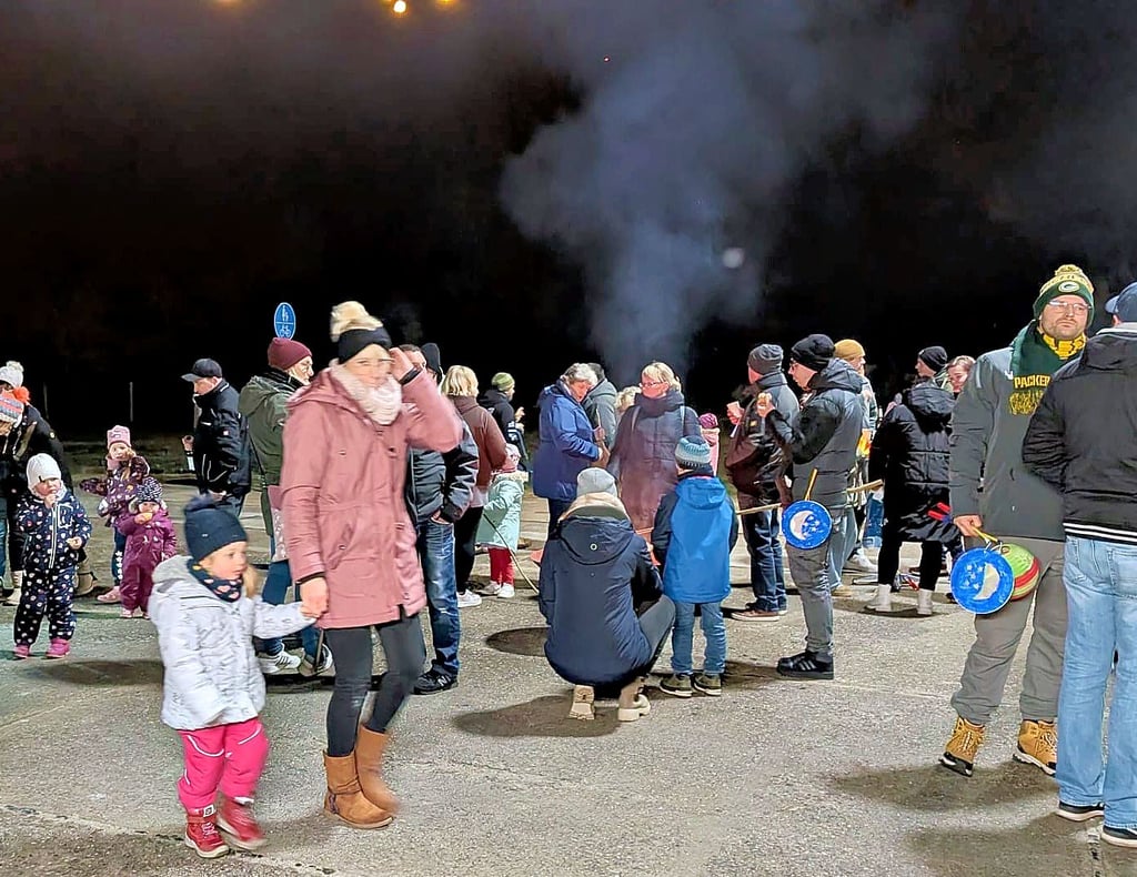 Nach dem Umzug genießen  die Besucher des 2. Lichterfestes der Annaburger Kita „Abenteuerland“ auf deren Gelände die gemütliche Atmosphäre mit Würstchen und Stockbrot.  