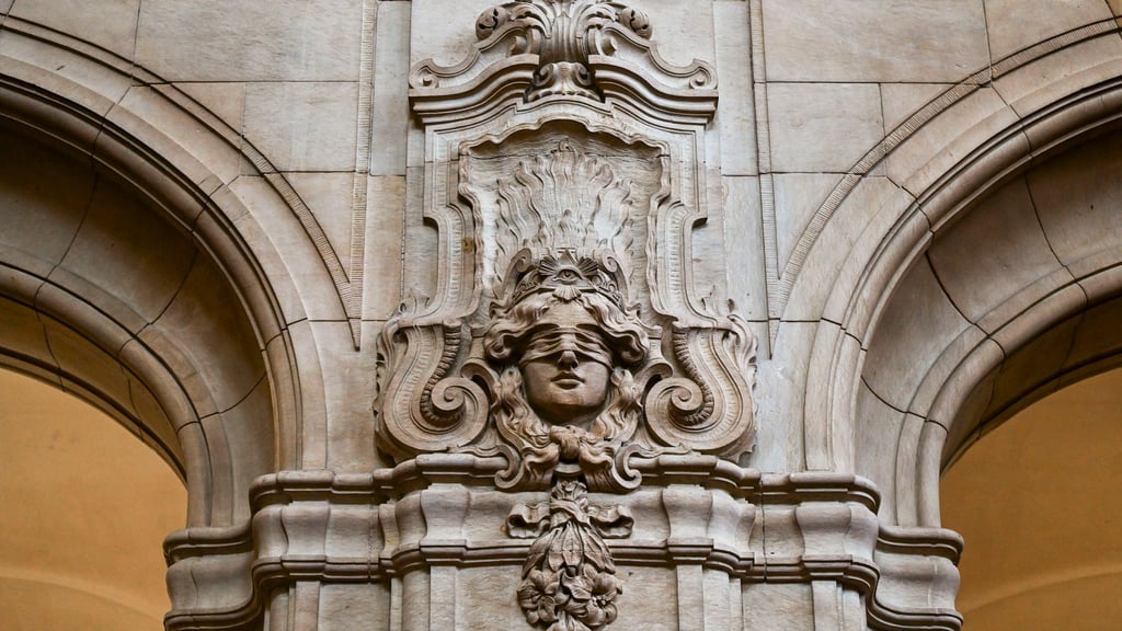 Nach einem Angriff mit einem Beil auf ihren schlafenden Ehemann steht eine 72-Jährige wegen versuchten Mordes vor Gericht. (Symbolbild)