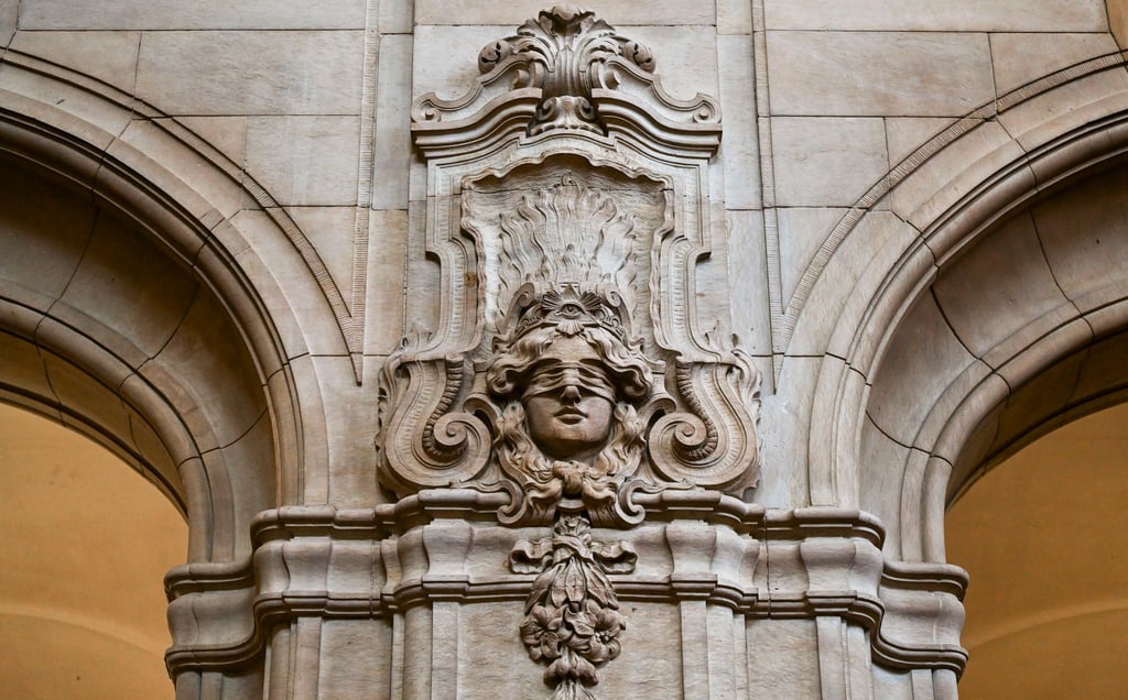 Nach einem Angriff mit einem Beil auf ihren schlafenden Ehemann steht eine 72-Jährige wegen versuchten Mordes vor Gericht. (Symbolbild)