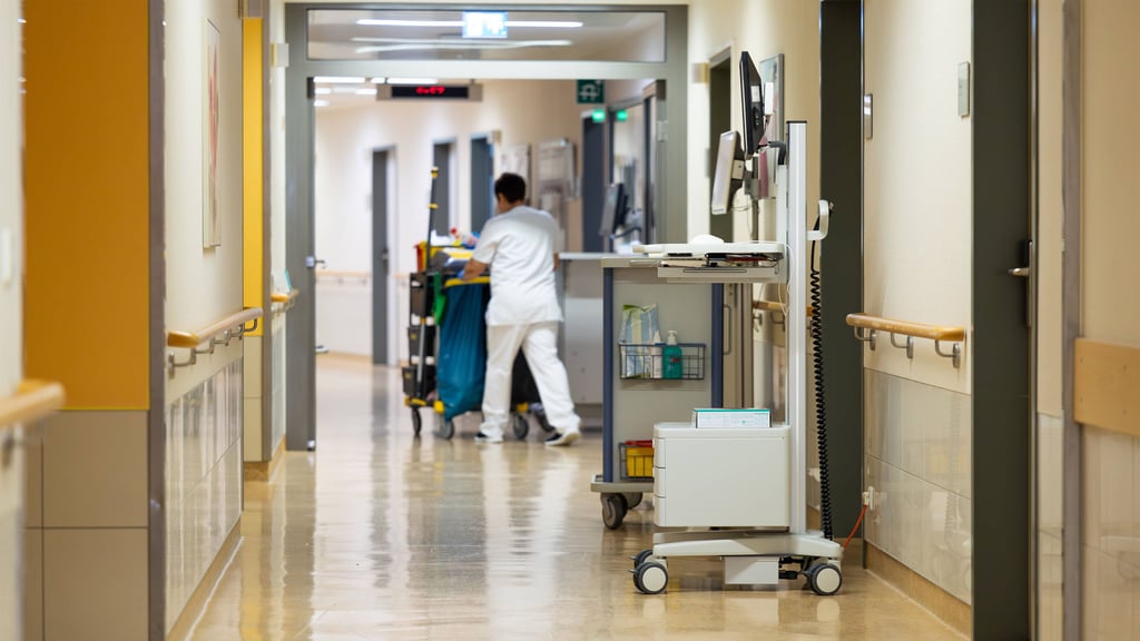 Ein Mann soll bundesweit vor allem ältere Menschen in Krankenhäusern bestohlen haben - die Staatsanwaltschaft Heidelberg hat Anklage erhoben.