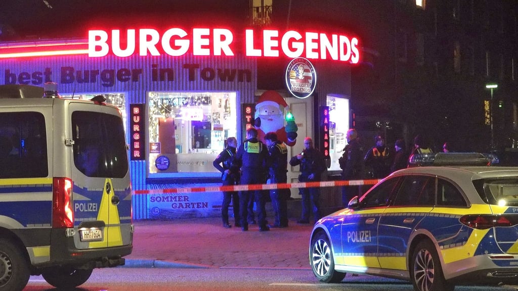 Am Abend fallen in einem Burgerladen in Hamburg-Eimsbüttel Schüsse und ein Mann wird verletzt.