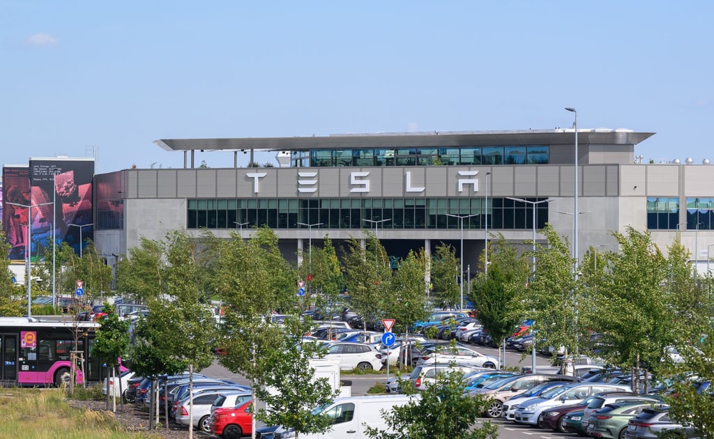 Die mehr als 11.000 Mitarbeiterinnen und Mitarbeiter bei Tesla in Grünheide können sich über mehr Geld auf dem Konto freuen. (Archivbild)