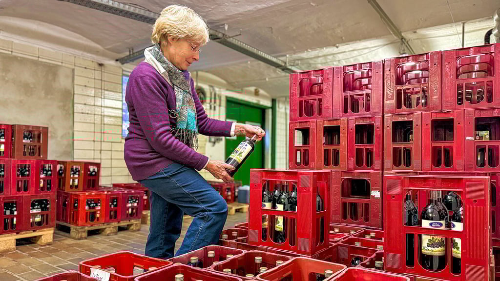 Adelheid Großklaus-Maeting sortiert Glühweinflaschen im Verkaufs- und Lagerraum ihrer Obstkelterei „Fläminggarten“ in Zahna. In der Adventszeit füllt der Betrieb bis zu 20.000 Liter Fruchtglühwein ab.