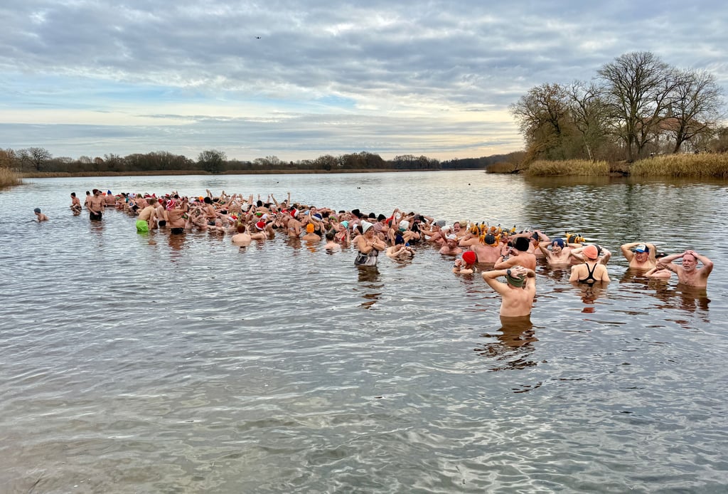 Wasser auf Brusthöhe, Arme über den Kopf: Eisbaden im Kühnauer See.