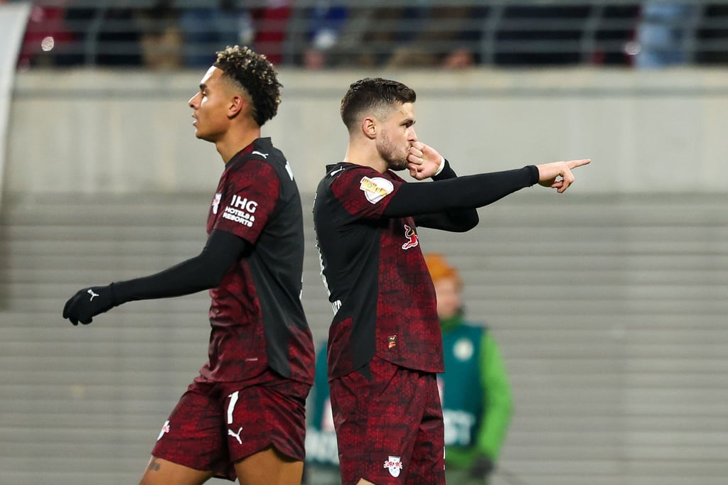 Leipzigs Spieler um Christoph Baumgartner (r, RB Leipzig) und Antonio Nusa (RB Leipzig) jubeln nach dem Treffer zum 2:1.
