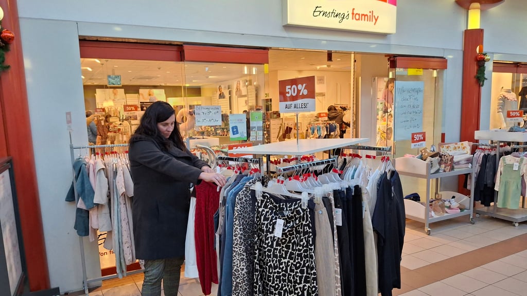 "Ernsting's Family“ begrüßt Kunden seit 1997 in der Hagenpassage in Haldensleben. Nun muss das Unternehmen dort ausziehen.