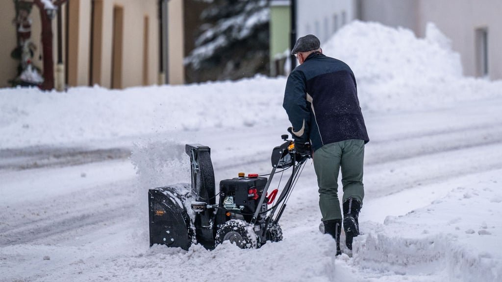 Selbst machen oder Dienstleister beauftragen? Wer sich beim Schneeschieben für letzteres entscheidet, kann nicht nur Zeit, sondern auch Steuern sparen.