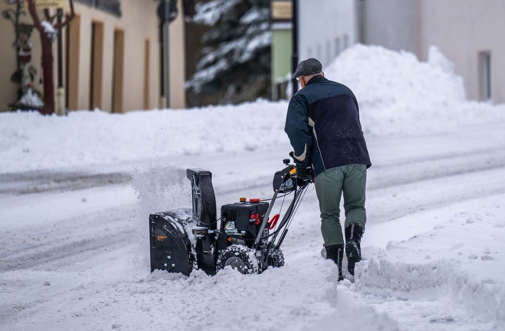Selbst machen oder Dienstleister beauftragen? Wer sich beim Schneeschieben für letzteres entscheidet, kann nicht nur Zeit, sondern auch Steuern sparen.