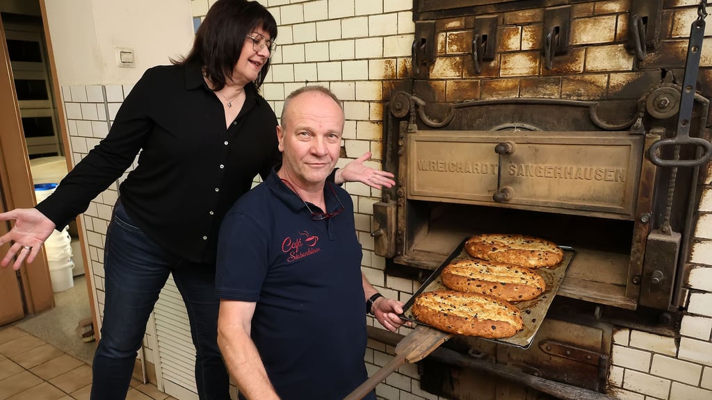 Christiane und Thomas Fiebig am fast hundert Jahre alten Steinbackofen vom Kaffeehaus Siebenhüner in Pölsfeld.