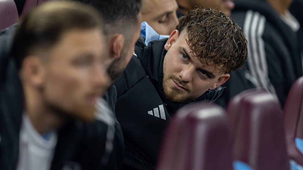 Harvey Elliott drückt bei Aston Villa meist die Bank.