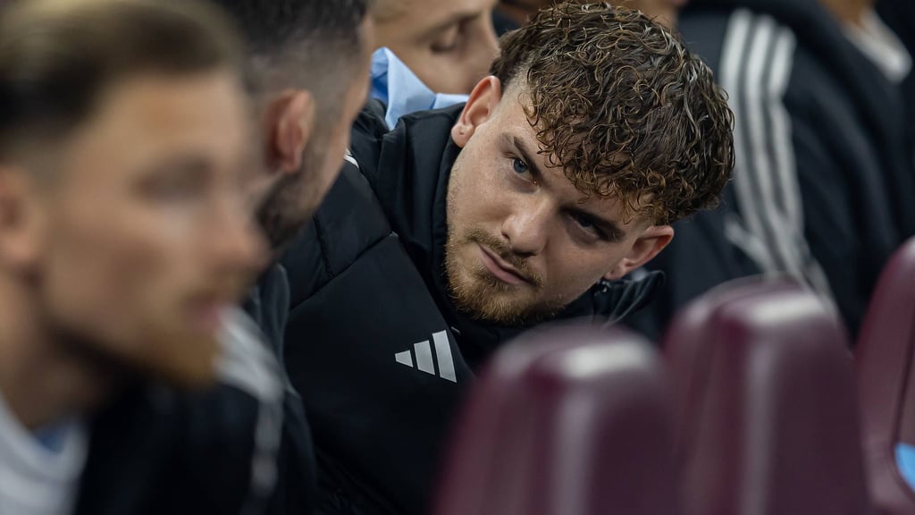 Harvey Elliott drückt bei Aston Villa meist die Bank.