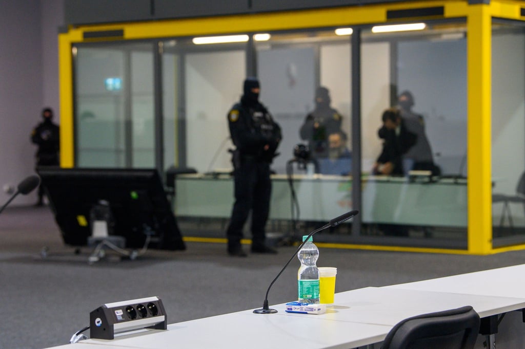 Die Zeugen sitzen bei ihren Aussagen nur wenige Meter von dem Angeklagten entfernt. Der befindet sich in einer Glaskabine.