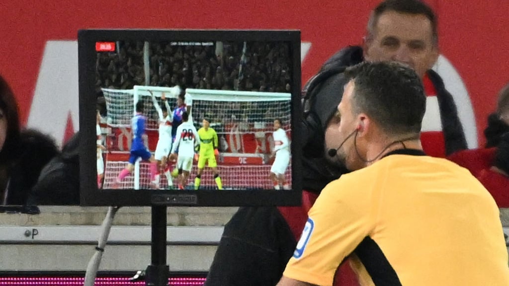 Die FIFA gibt vor, wann im Fußball der VAR eingreift. (Archivbild)