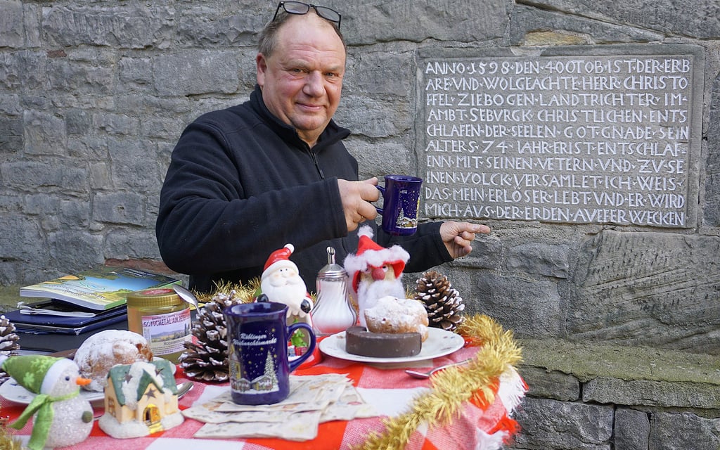 Ralf Leberecht plaudert beim Glühwein über Händel und dessen Vorfahren.