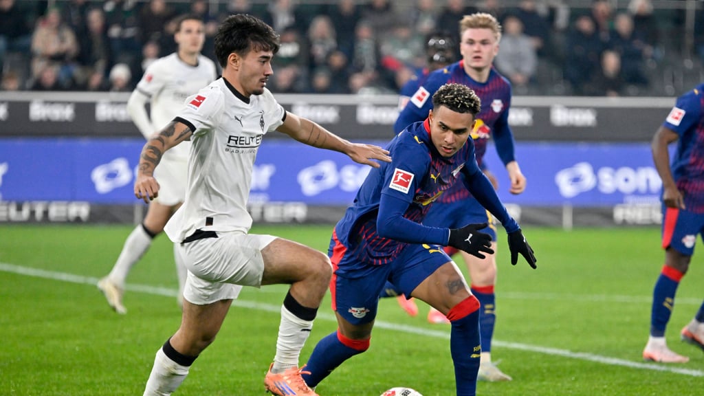 Antonio Nusa (r.) im Spiel gegen Mönchengladbach.
