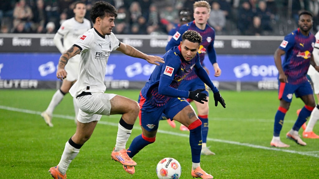 Antonio Nusa (r.) im Spiel gegen Mönchengladbach.
