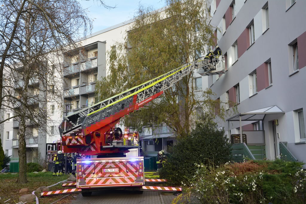Im Waldring in Haldensleben hat es am Dienstag, 2. Dezember, erneut gebrannt. Erst am Tag zuvor musste die Feuerwehr  ausrücken, nun gab es an gleicher Stelle erneut ein Feuer. 