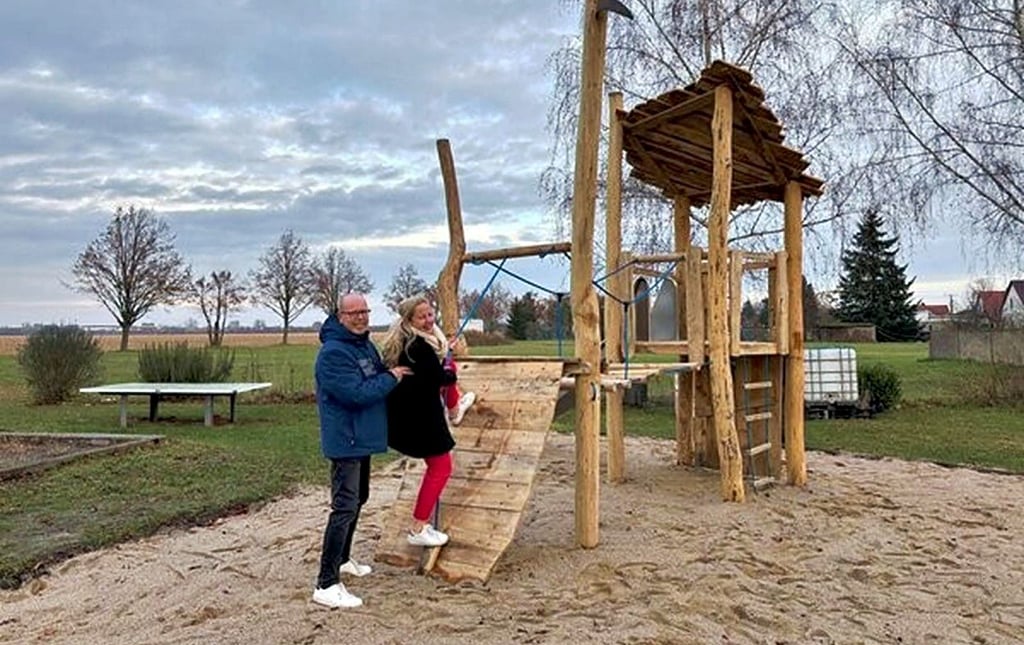 Bürgermeisterin Steffi Syska und Ortsbürgermeister Volker Hame  geben den Spielturm in Beyersdorf offiziell frei.