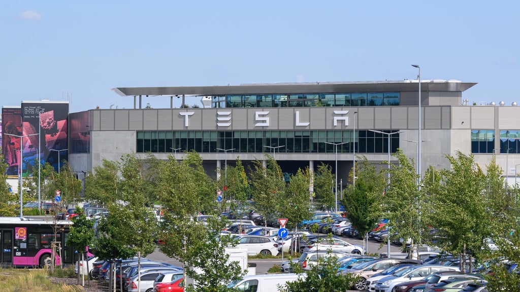 Die mehr als 11.000 Mitarbeiterinnen und Mitarbeiter bei Tesla in Grünheide können sich über mehr Geld auf dem Konto freuen. (Archivbild)