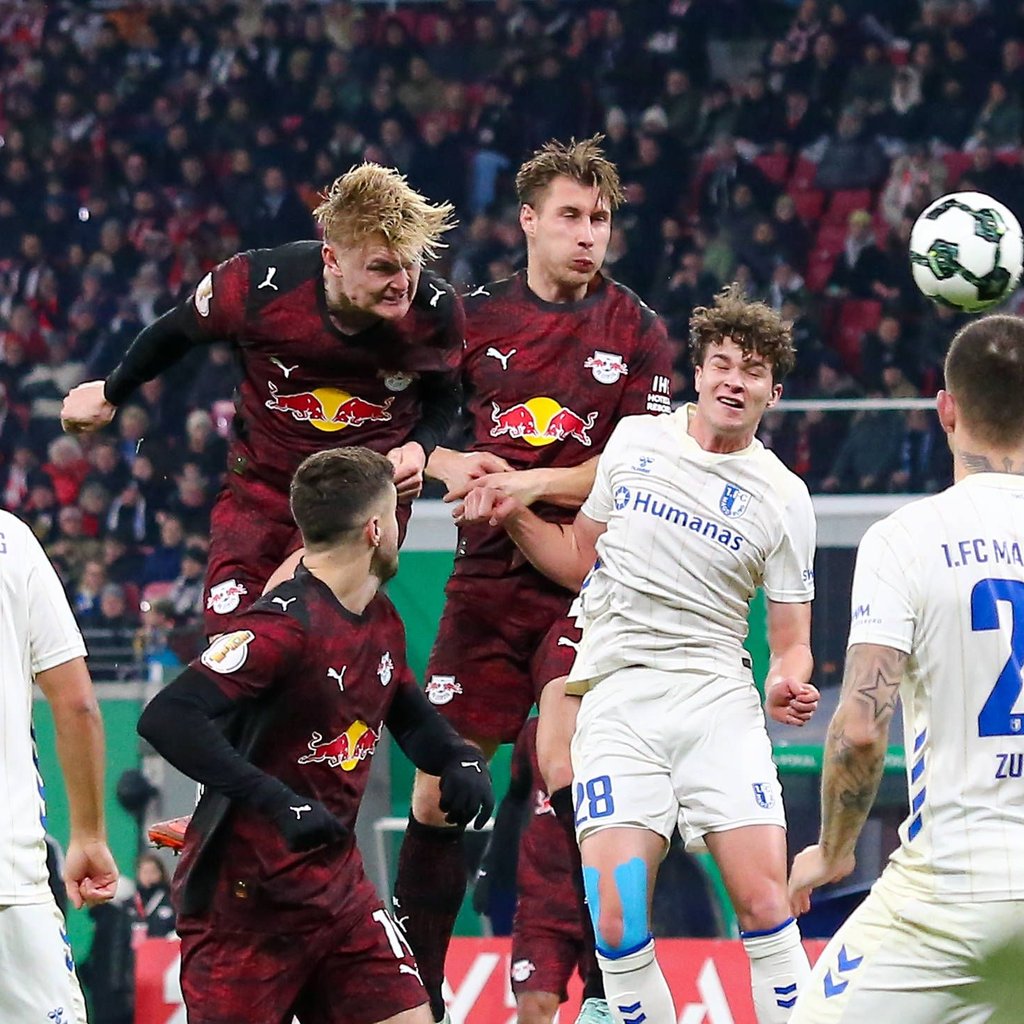 Augen zu und durch: RB Leipzig gegen den 1. FC Magdeburg.