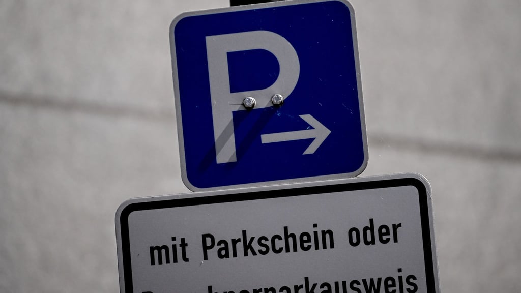 Noch in diesem Jahr wollte Verkehrssenatorin Ute Bonde (CDU) ein neues Gesamtkonzept zum Anwohnerparken vorstellen. Derzeit sieht es nicht danach aus, dass sie diese Ankündigung einhalten wird. (Archivbild)