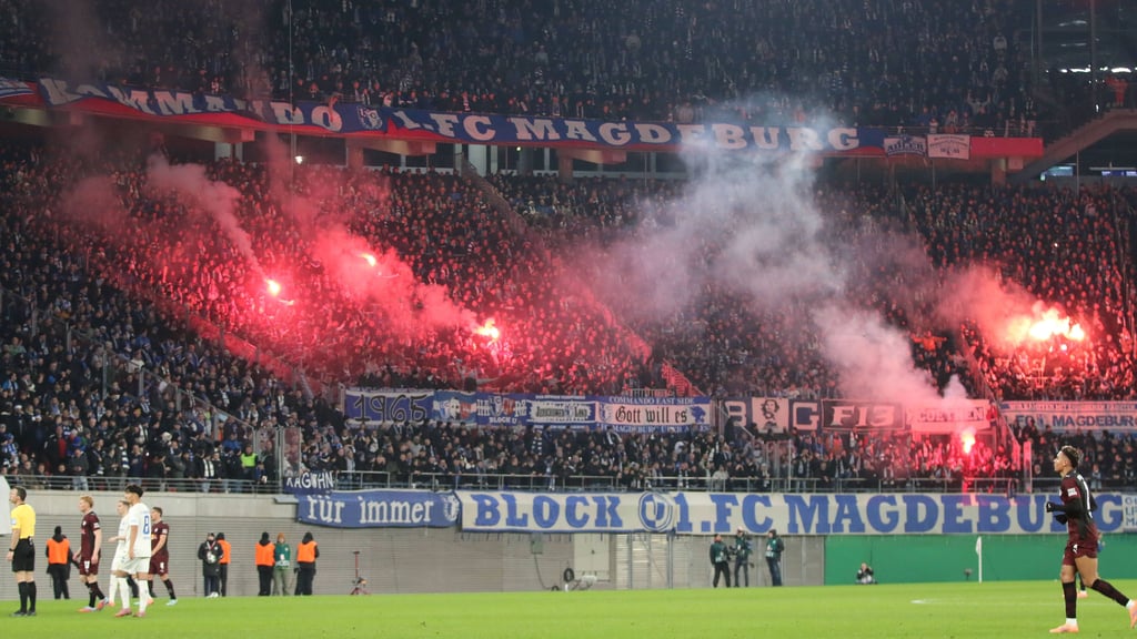 Die Fans des 1. FC Magdeburg hatten zahlreiche pyrotechnische Gegenstände mitgebracht.