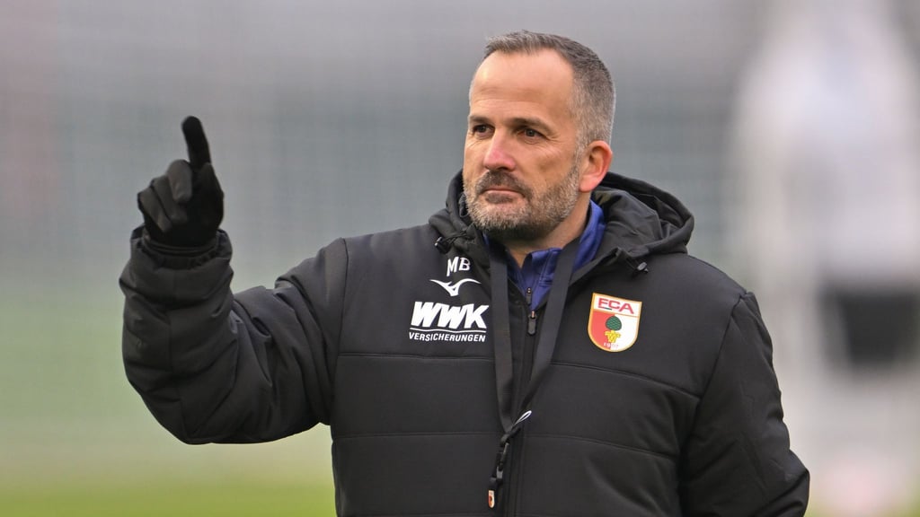 Manuel Baum leitet seine erste Trainingseinheit als Interimscoach in Augsburg.