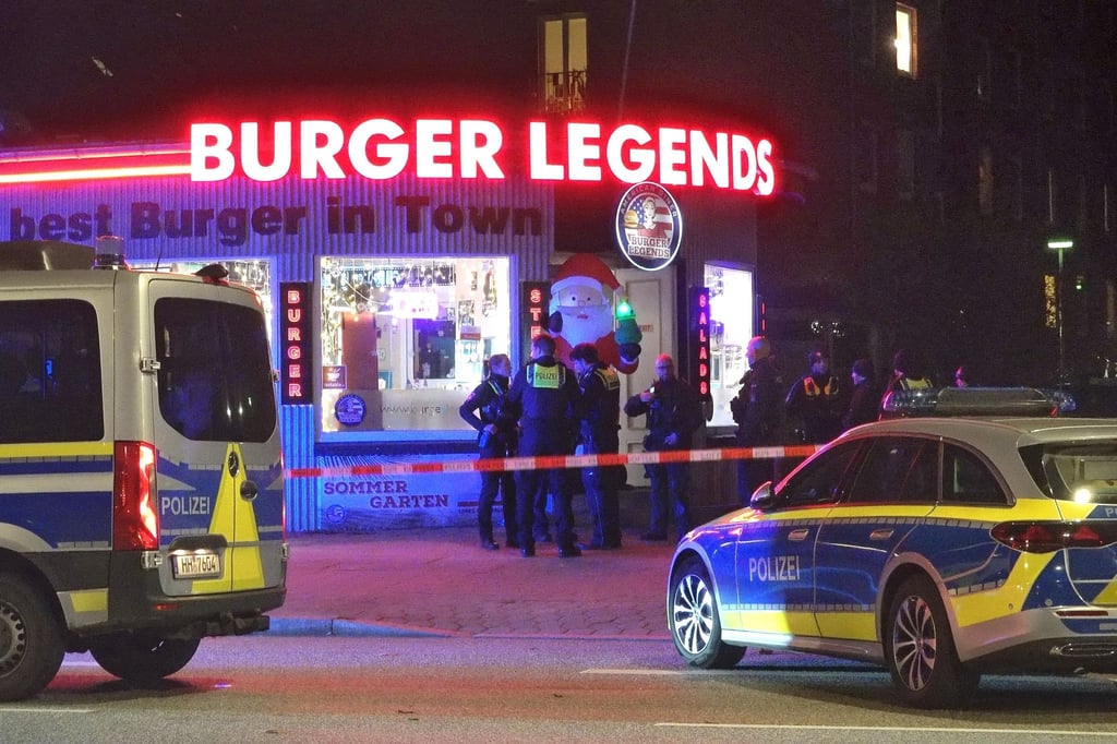 Am Abend fallen in einem Burgerladen in Hamburg-Eimsbüttel Schüsse und ein Mann wird verletzt.