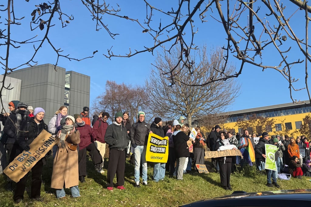 Rund 200 Menschen demonstrierten gegen Friedrich Merz (CDU).