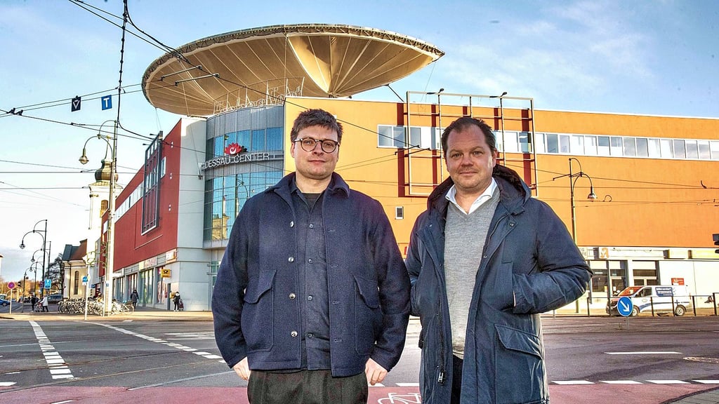 Das Einkaufszentrum "Dessau-Center" steckt in der Krise. Der Leerstand wächst immer weiter. Christoffer Hartmann und Florian Langer (v.r.) stellten jetzt die Pläne für einen Neustart vor.
