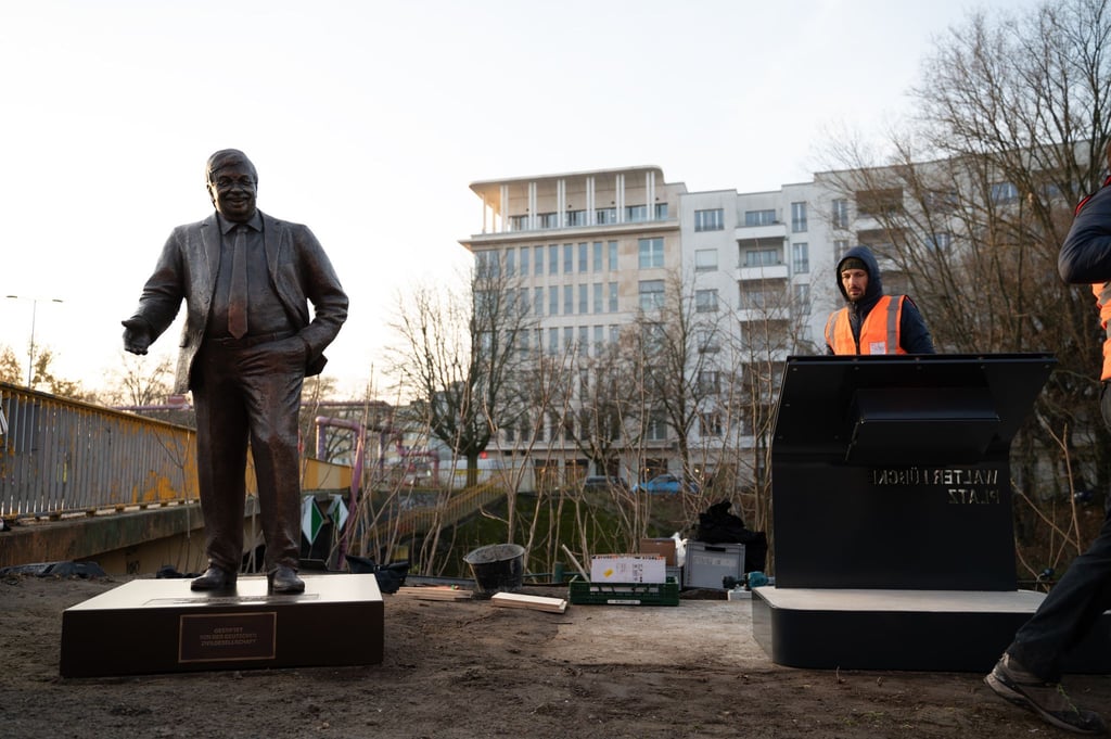 Das Zentrum für Politische Schönheit hat ein Walter-Lübcke-Denkmal vor der CDU-Parteizentrale in Berlin errichtet.