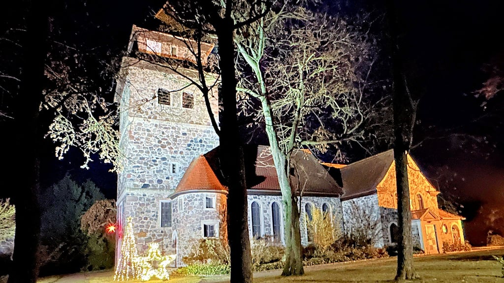 Die Kader Kirche im Advent. Unweit des Gotteshauses befindet sich das Mahnmal, wo es rund um die  Kranzniederlegung  zum Volkstrauertag zu Irritationen kam. 