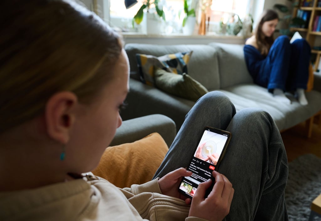 Einem an das Geblinker sozialer Medien gewöhnten Gehirn kann es schwerfallen, ausdauernd zu lesen. (Archivbild)