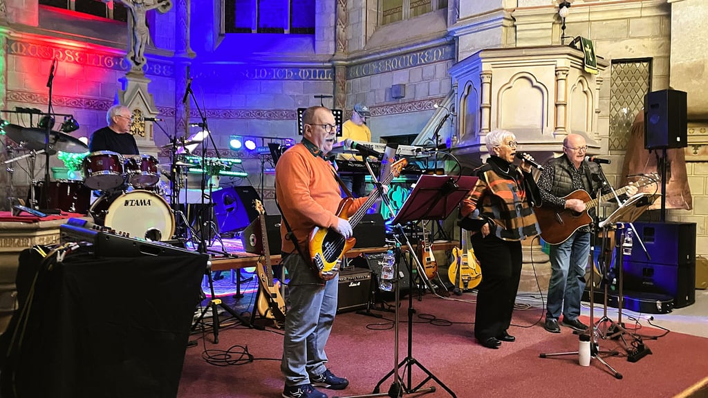 Die Faunas bei ihrem jüngsten Konzert in der Ditfurter Kirche. Die Band kommt zum „Weihnachtslieder singen mit den Faunas“ wieder.