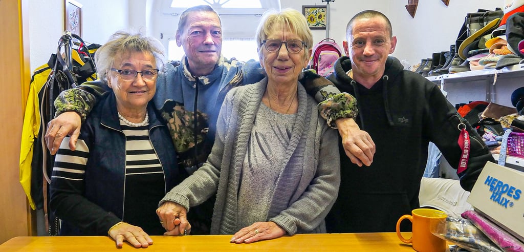 Sie halten die Kleiderkammer der Awo am Laufen: Waltraud Sternkopf, Silvio Busch, Waltraud Waldig und Jan Kalkofen. 