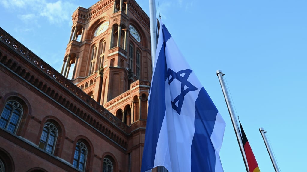 Mehr als zwei Jahre lang hing die israelische Flagge vor dem Roten Rathaus. (Archivbild)