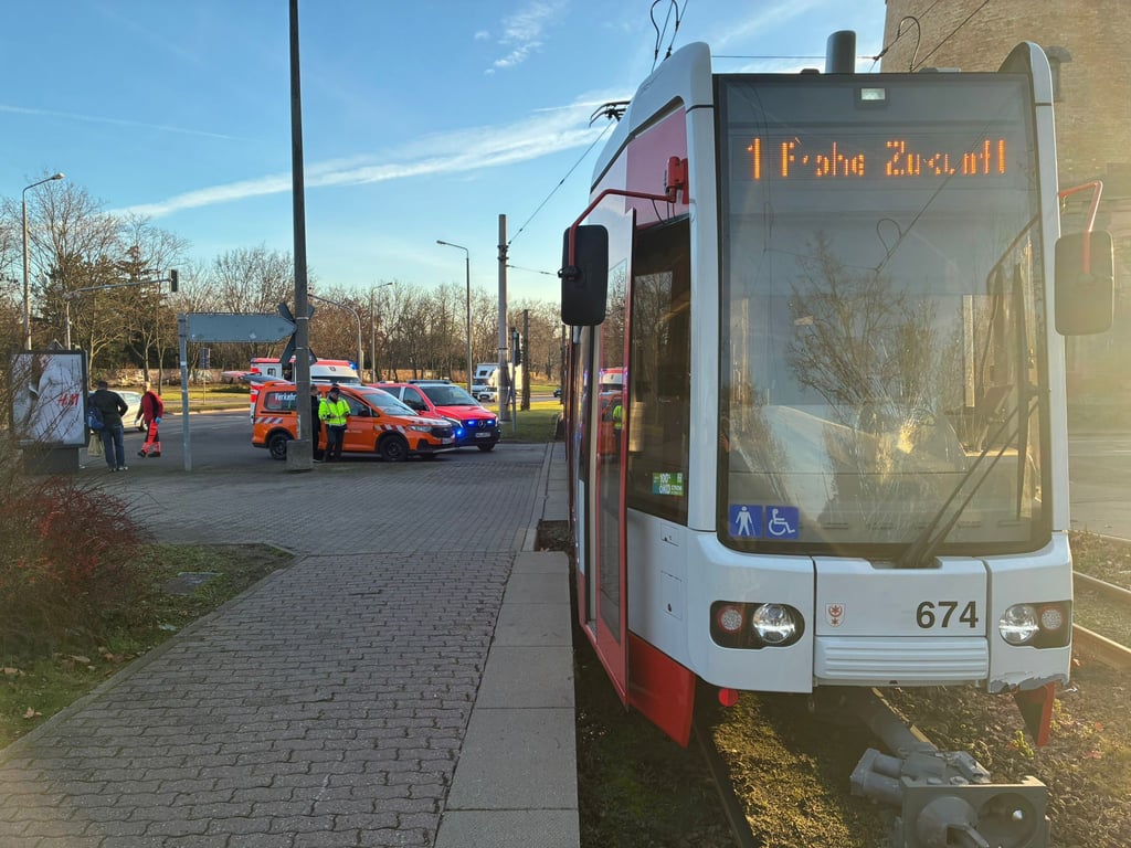 An der Haltestelle Wasserturm in Halle wurde ein Radfahrer von einer Straßenbahn erfasst. Die Scheibe der Straßenbahn wurde zerstört. 